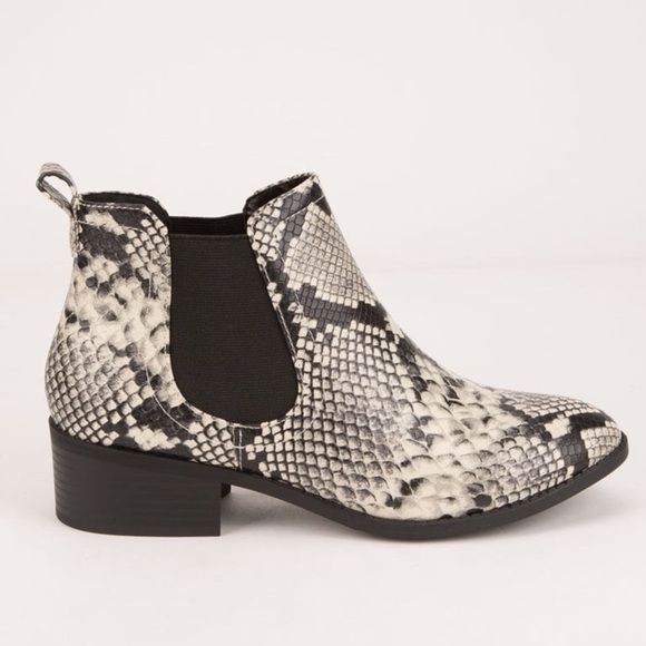 CITY CLASSIFIED Chelsea Snake Embossed Print Black & White Booties Size 7.5 - Picture 2 of 10